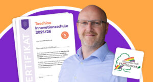 Dennis Take mit seiner Auszeichnung zur Teachino Innovationsschule